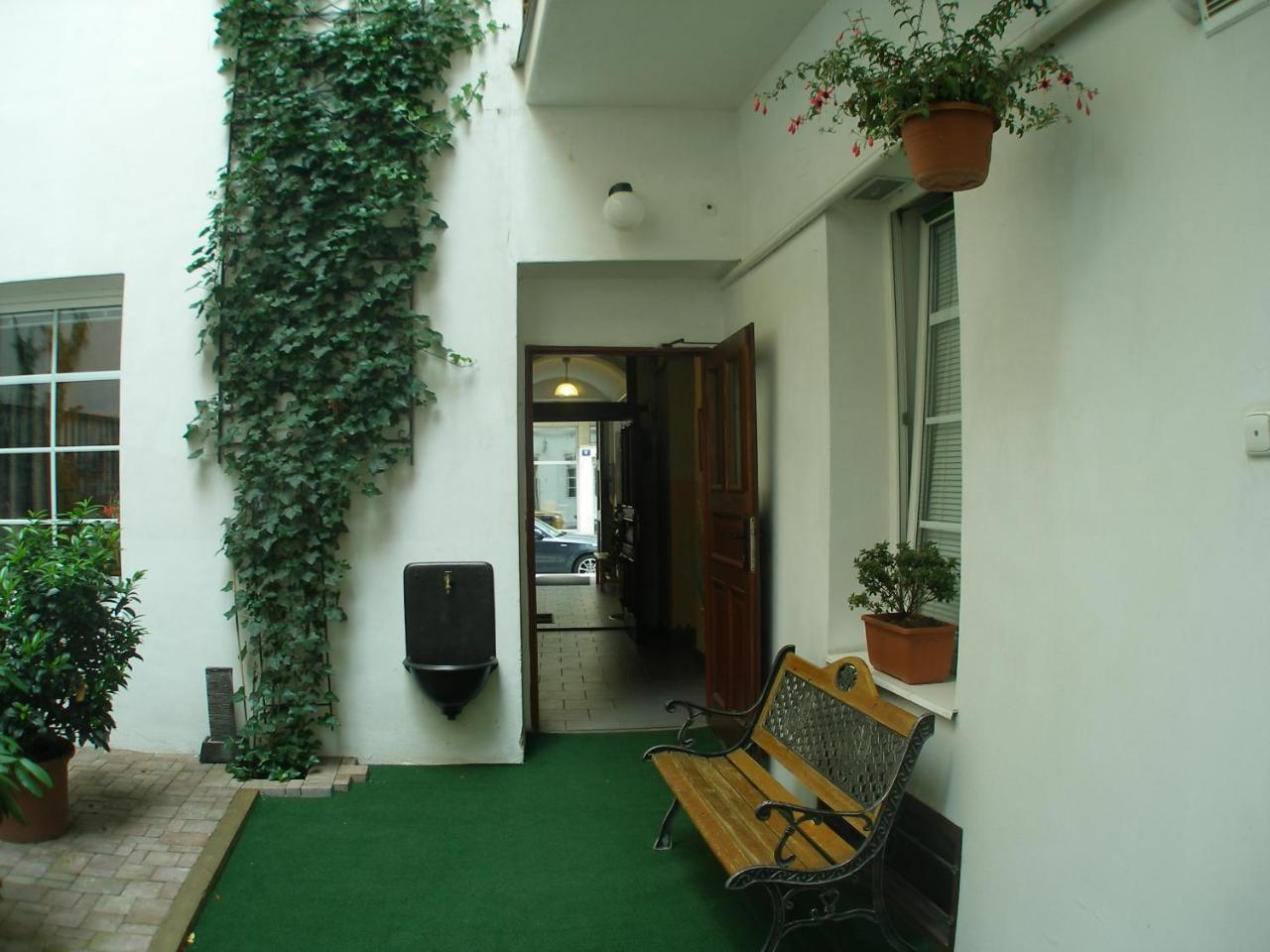 Mila Apartments Praha Bagian luar foto